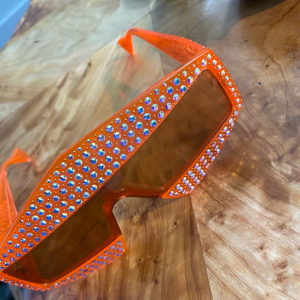 Orange Gucci sun glasses Hollywood collection